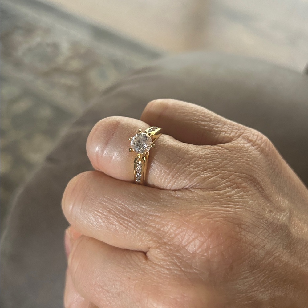 Elegant Gold Ring with side accents-size 6 - Picture 10 of 12
